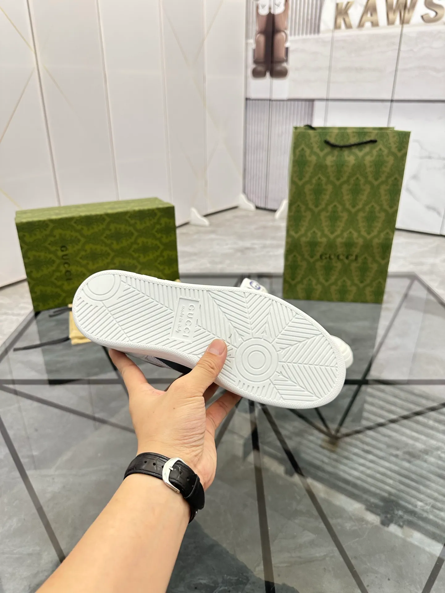 Selling men's shoes 💰: 💰P560¥ Top quality Product trademark: Gucci* "Gucci*" low-top casual shoes Regular size: 38-44 (can be customized to 45.46.) Product material: imported first-layer cowhide leather upper, breathable lining, original outsole. No.: 004